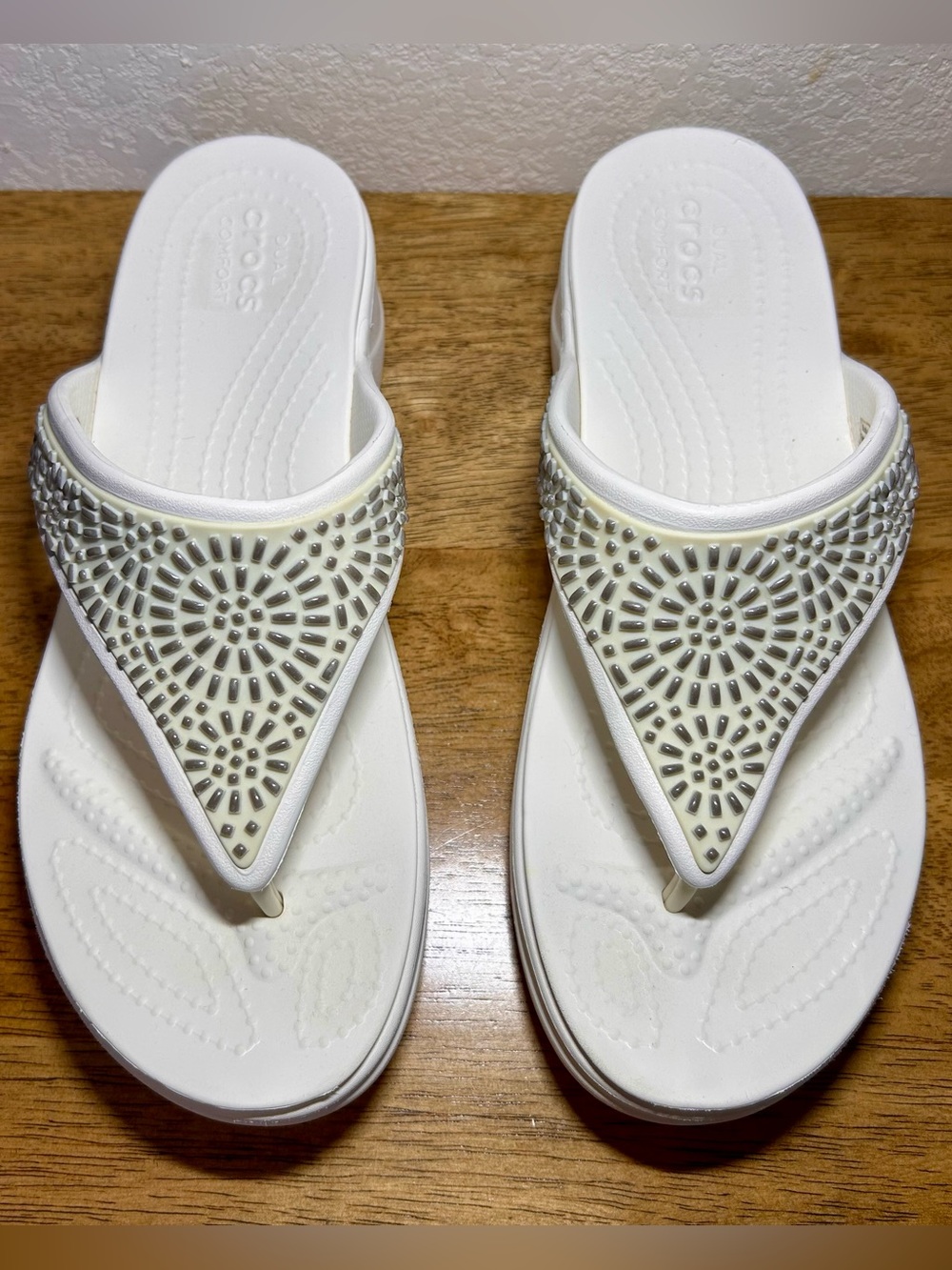 Crocs Monterey White Wedge Metallic Thong Sandals Women’s Size 9